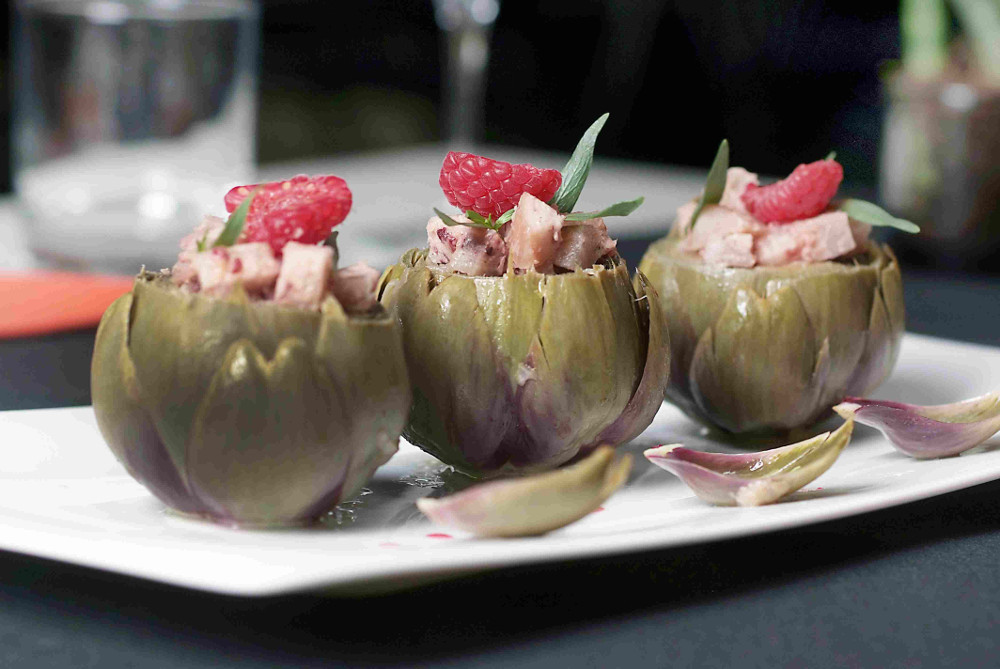 Carciofi ripieni di zampone con salsa di burro bordier ai lamponi